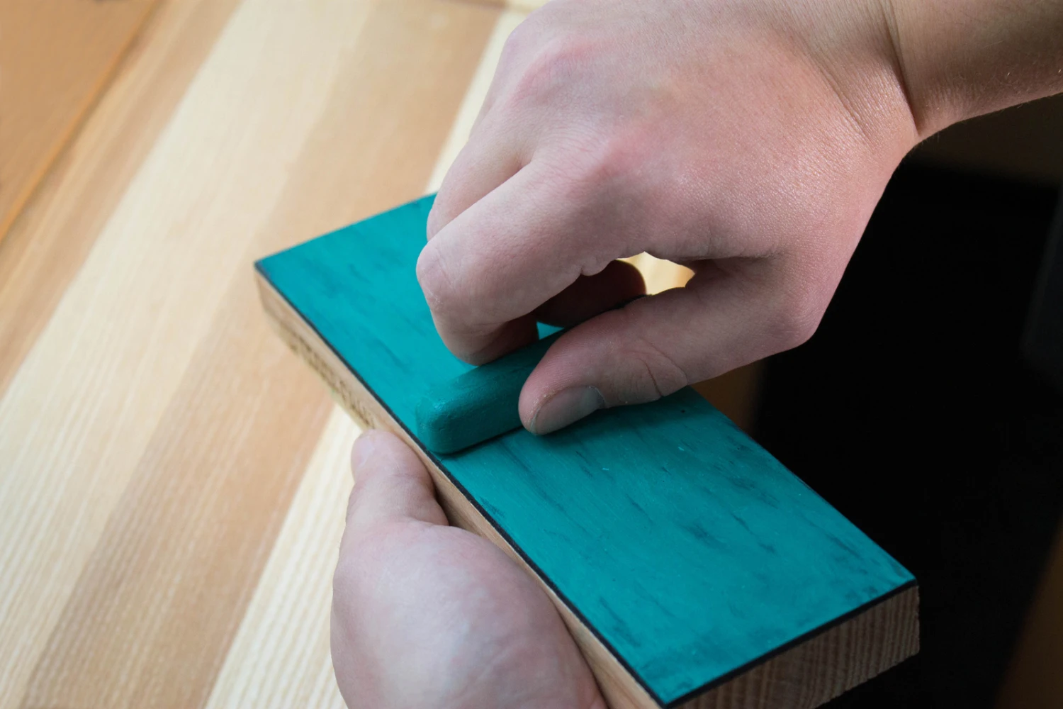 BeaverCraft LS4P1 – One-Sided Leather Paddle Strop With P01 Polishing Compound 3 BeaverCraft LS4P1 – One-Sided Leather Paddle Strop With P01 Polishing Compound