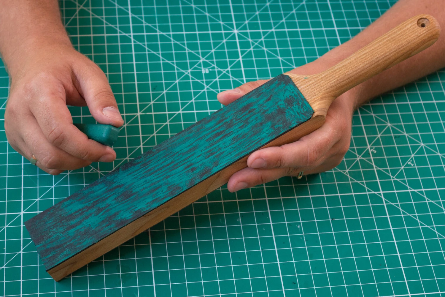 BeaverCraft LS6P1 – Dual-Sided Leather Paddle Strop With P01 Polishing Compound 4 BeaverCraft LS6P1 – Dual-Sided Leather Paddle Strop With P01 Polishing Compound - Image 2